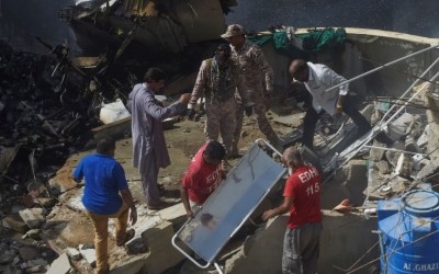 巴基斯坦官方:失事客机上共99人 97人遇难2人幸存