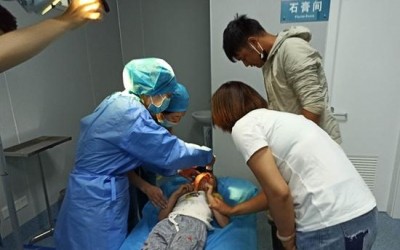 河南武警救人送医后默默离开，医院监控记录下了这感人一幕