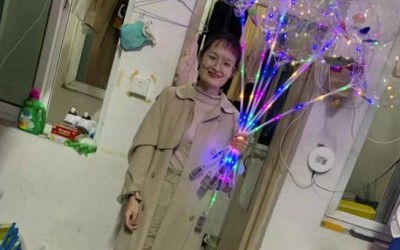  河南大学生校园卖花救母，自己已坚持抗癌七年 